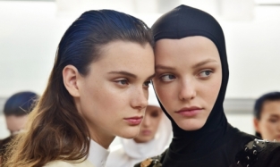 Бьюти-образы с Недели моды в Париже: скленные ресницы, краска на голове и блестки на лице